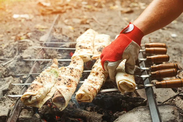 Člověče Vaření Plněná Pita Grilu Přírodě Piknik Čas Vařením Pita — Stock fotografie