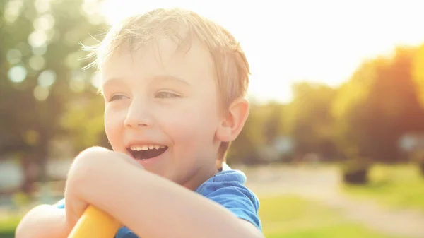 Gelukkig Kind Spelen Zon Jongetje Plezier Speelplaats Zomervakantie Leuke Jongen — Stockfoto