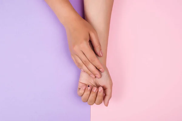 Kéz Köröm Care Koncepciót Női Manikűr Női Kéz Rózsaszín Lila — Stock Fotó