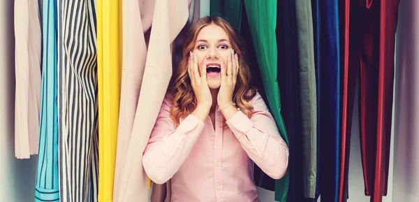 Kadın ona moda kıyafet seçimi. Satılık, hediyeler, tatil ve insanlar kavramı. Kız ne giysi organize dolap birçok seçenek önünde giymeyi düşünüyorum. Ev ya da mağaza giyim raf