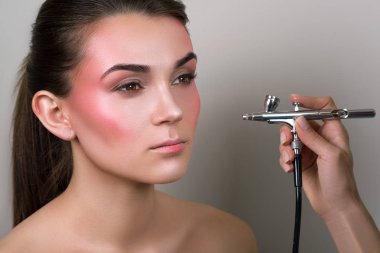 Genç kadının profesyonel makyaj makyaj sanatçısı. Makyaj ayrıntı. Mükemmel cilt güzellik kız. Güzellik, makyaj kavramı. Parlak kalıcı makyaj ile genç kadın portresi