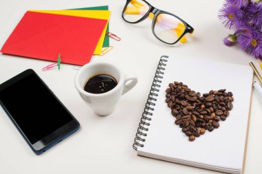 Defter, ofis, banka donatımı, Gözlük, beyaz arka plan üzerinde telefon ve kahve Kupası ile çalışma alanı. Ofis tablo masası. İş yerinde kahve molası. Çalışma alanı arka plan