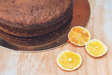 Geleneksel meyve lezzetli kek fındıklı. Sağlıklı gıda. Homemade Pişirme. Ev yapımı kek ahşap masa üzerine. Taze pişmiş meyve pasta. Geleneksel kek tarifi