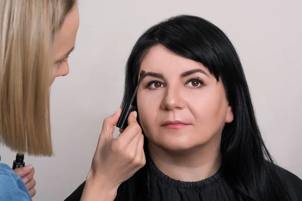 Augenbrauenpflege Schöne Reife Frau Schönheitssalon Make Artist Macht Nackt Make — Stockfoto