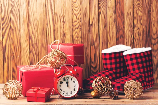 Karácsonyi Ajándékokat Piros Dobozok Fából Készült Asztal Karácsonyi Díszek Háttér — Stock Fotó