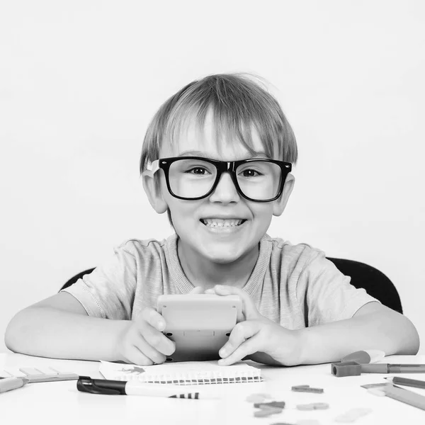 Feliz Chico Inteligente Grandes Gafas Sienta Escritorio Mirando Cámara Educación — Foto de Stock