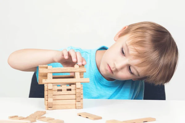 Weinig Builder Maak Huis Miniatuur Van Houten Blokken Kopieer Ruimte — Stockfoto