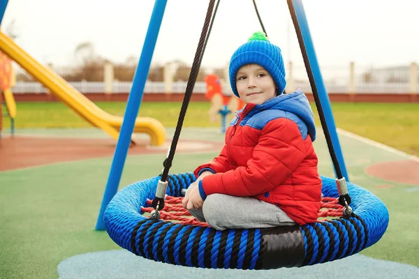 Lustiger Kleiner Junge Schaukelt Auf Modernem Spielplatz Freien Kleines Kind — Stockfoto