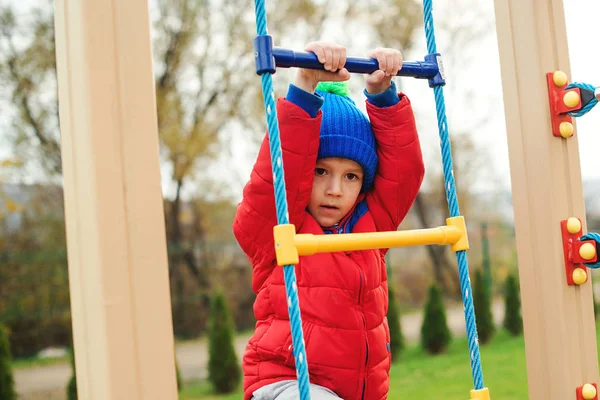 Fröhlicher Kleiner Junge Der Draußen Der Seilwand Klettert Kinder Spielen — Stockfoto