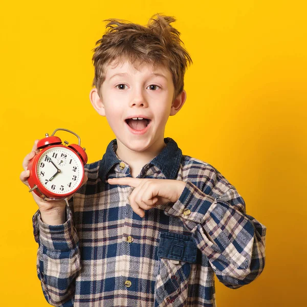 Lindo Niño Con Despertador Aislado Amarillo Chico Gracioso Apuntando Despertador — Foto de Stock