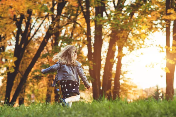 Modisches Kleines Mädchen Das Herbstpark Läuft Glückliches Kind Freien Herbstliche — Stockfoto