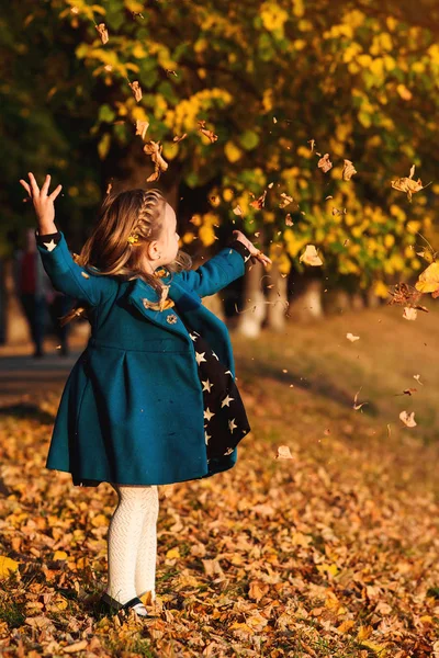 Modisches Kleines Mädchen Spielt Mit Herbstblättern Glückliches Kind Freien Herbstliche — Stockfoto