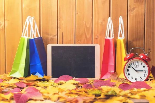 Boodschappentassen Herfst Bladeren Achtergrond Schoolbord Gevallen Bladeren Verkoop Van Het — Stockfoto
