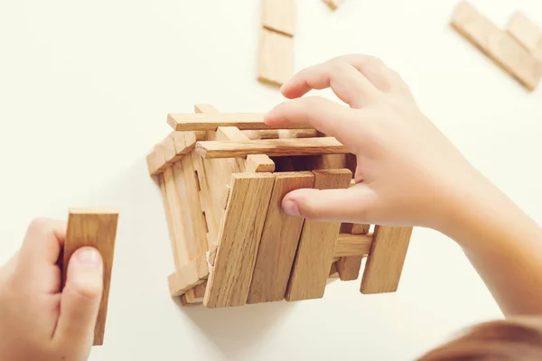 Construção Casa Modelo Criança Constrói Pequena Casa Madeira Closeup Sonhe — Fotografia de Stock