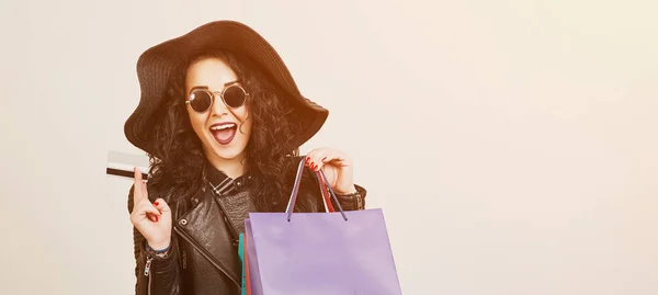 Mujer Hipster Emocionada Feliz Gafas Sol Con Tarjeta Crédito Bolsas — Foto de Stock