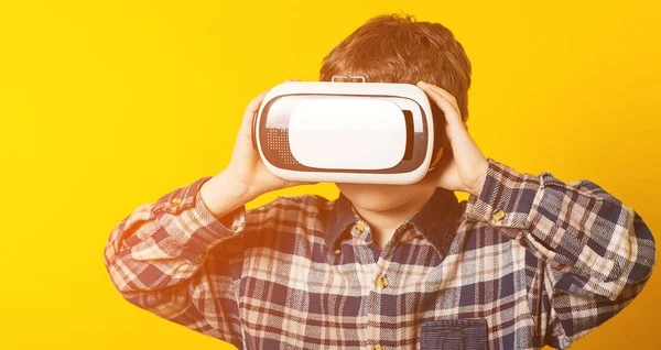 Funny Boy Hrát Hru Virtuální Realita Brýle Kid Sledování Filmů — Stock fotografie