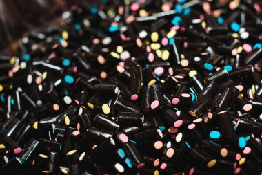 Jöle şekerler arka plan. Candy shop. Jöleli tatlı yakın çekim. Renkli çeşitli sakızlı şeker. Marmelat şeker, üstten görünüm. Şekerler. Şeker bir piyasada çeşitli
