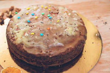 Çocuk el serpin ev yapımı kek. Mutfakta lezzetli pasta pişirin. Sağlıklı ve ev yapımı kek