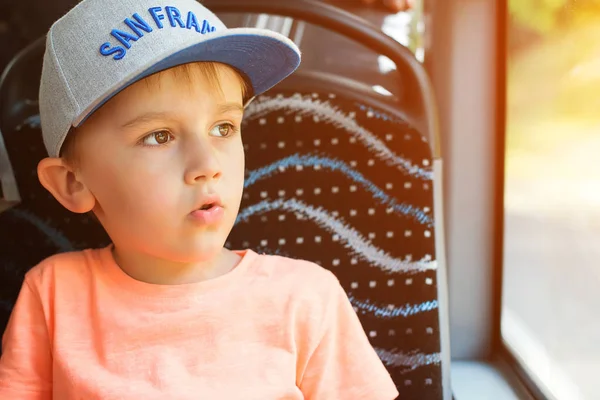 惊讶的男孩看着窗外的公交车 坐在车顶的可爱的小男孩 生活方式和人的概念 夏天节假日 有趣的孩子看着窗外 享受旅行和旅程 — 图库照片