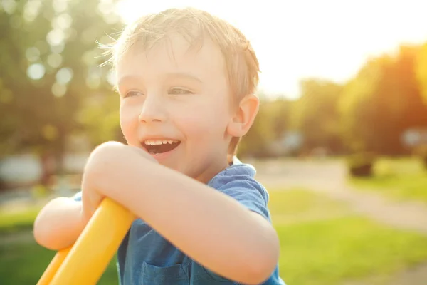 快乐的孩子在阳光下玩耍 小男孩在户外放松 自由概念 有趣的孩子在夏天很开心 快乐男孩在自然背景微笑 快乐和健康的童年 复制空间 — 图库照片