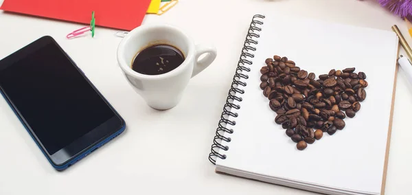 Espaço Trabalho Com Notebook Material Escritório Óculos Smartphone Xícara Café — Fotografia de Stock