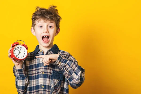 Шокований Хлопчик Тримає Будильник Копіює Простір Малюк Ізольований Жовтому Тлі — стокове фото