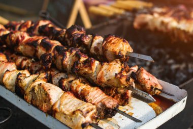 Lezzetli Kebab, açık havada. Domuz eti yemek. Açık havada barbekü yemek. Barbekü ızgara üzerinde kömür hazırlanan şaşlık. Lezzetli bir Kebab duman Marine et ızgara