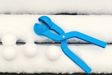 Kartopu maker ile kartopu. Kış Oyunları kar ile evlat. Kartopu oyunu. Açık havada.