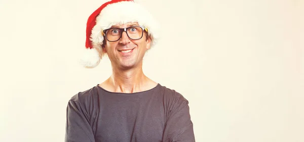 Stilig Man Bär Glasögon Och Jul Hatt Lycklig Santa Man — Stockfoto