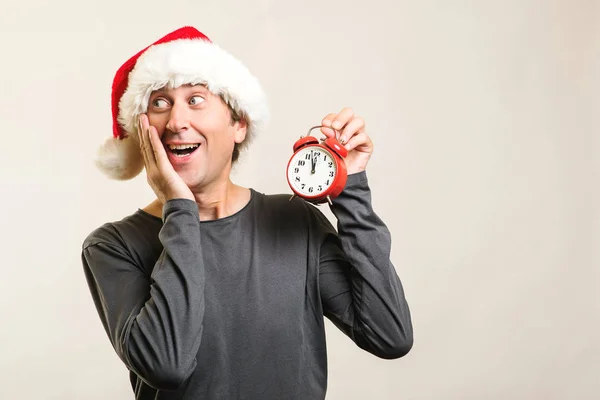 Homem Preocupado Usar Chapéu Pai Natal Papai Noel Segurando Relógio — Fotografia de Stock