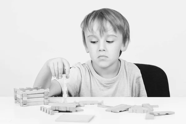 Criança Triste Sentada Mesa Criança Brinca Com Blocos Brinquedos Construção — Fotografia de Stock