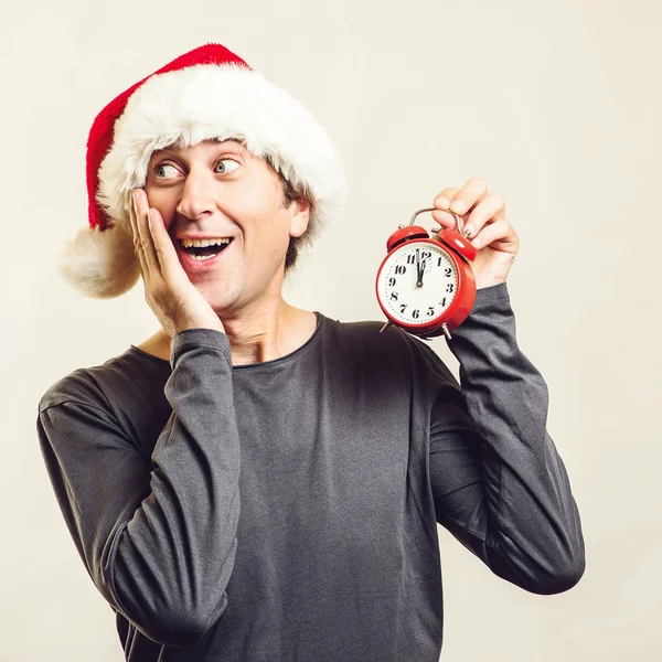 시계를 걱정된 산타의 도우미 모자를 쓰고입니다 시간이 그리고 크리스마스입니다 크리스마스 — 스톡 사진