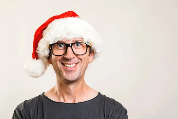 초상화입니다 크리스마스 컨셉입니다 유리와 크리스마스 모자를 받으세요 — 스톡 사진