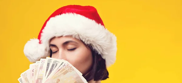 Zamyślony Brunetka Kobieta Boże Narodzenie Kapelusz Trzymając Pieniądze Dziewczyna Marzy — Zdjęcie stockowe