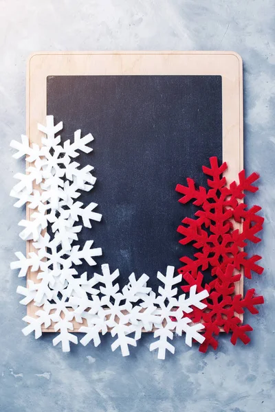 Kerst Vakantie Achtergrond Met Leeg Schoolbord Bovenaanzicht Kleurrijke Sneeuwvlokken Een — Stockfoto