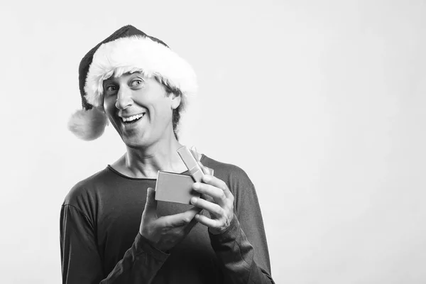 Lycklig Man Santa Hatt Öppna Gåva Santa Jul Man Isolerade — Stockfoto