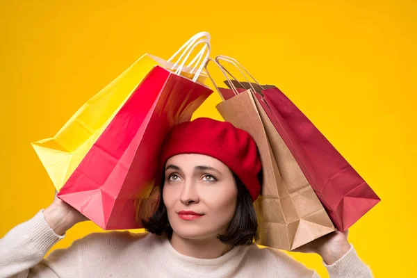 Mujer Estresada Cansada Compras Mujer Joven Boina Entre Las Bolsas — Foto de Stock