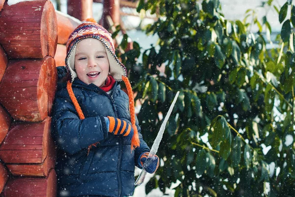 快乐的小学生在户外玩雪 冬天散步时 孩子穿着暖和的衣服 冬季多雪的天气 快乐的童年 小男孩在冬天降雪的时候玩得很开心 — 图库照片