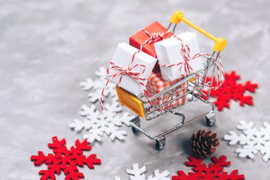 Noel satış. Yeni Yılınız Kutlu Olsun. Alışveriş sepeti ile Noel hediyeleri. Renk snowflackes. Noel alışveriş. Hediyeler ve Alışveriş zamanı. Hediyeler satın alma. Tatil Festival alışveriş. Kış satış. Kopya alanı