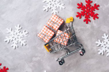 Noel alışveriş. Alışveriş sepeti ile Noel hediyeleri. Renk snowflackes. Noel satış. Yeni Yılınız Kutlu Olsun. Hediyeler ve Alışveriş zamanı. Hediyeler satın alma. Tatil Festival alışveriş. Düz yatıyordu, en iyi görünümü