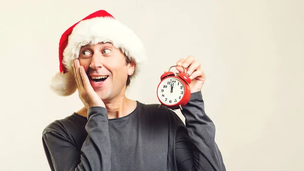 Homem Surpreso Chapéu Papai Noel Com Relógio Compras Natal Última — Fotografia de Stock