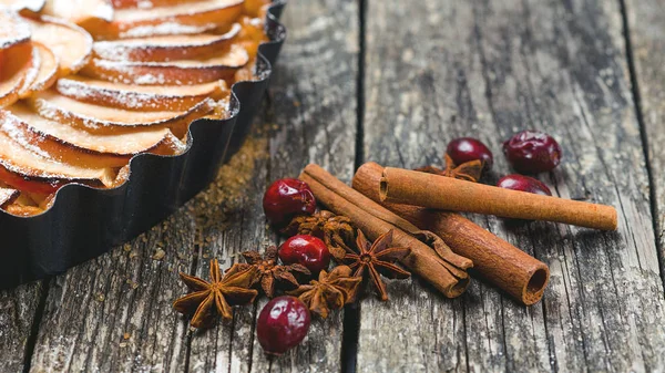 Hausgemachter Weihnachtskuchen Und Gewürze Weihnachtsapfelkuchen Auf Rustikalem Holztisch Weihnachtsgebäck — Stockfoto