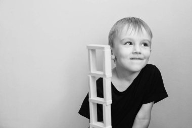 Çocuk mükemmel bir fikri var. Homeschool kavramı. Geliştirme oyunlar. Başarı, parlak fikir, yaratıcı fikirler ve eğitim kavramı. Çocuk çocuk düşünüyorum. Dahi. Uzay kopyalayın. Çocuk gelişimi eğitimi