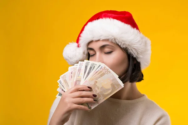 Szczęśliwa Kobieta Boże Narodzenie Kapelusz Trzymając Pieniądze Ładna Dziewczyna Marzy — Zdjęcie stockowe
