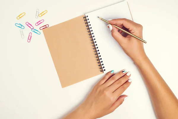 Mano Femenina Con Lápiz Hoja Blanca Papel Escritorio Cuaderno Notas — Foto de Stock