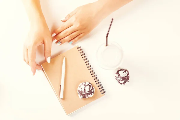 Vrouwelijke Hand Schrijven Laptop Bovenaanzicht Van Het Bureau Koffie Koekjes — Stockfoto