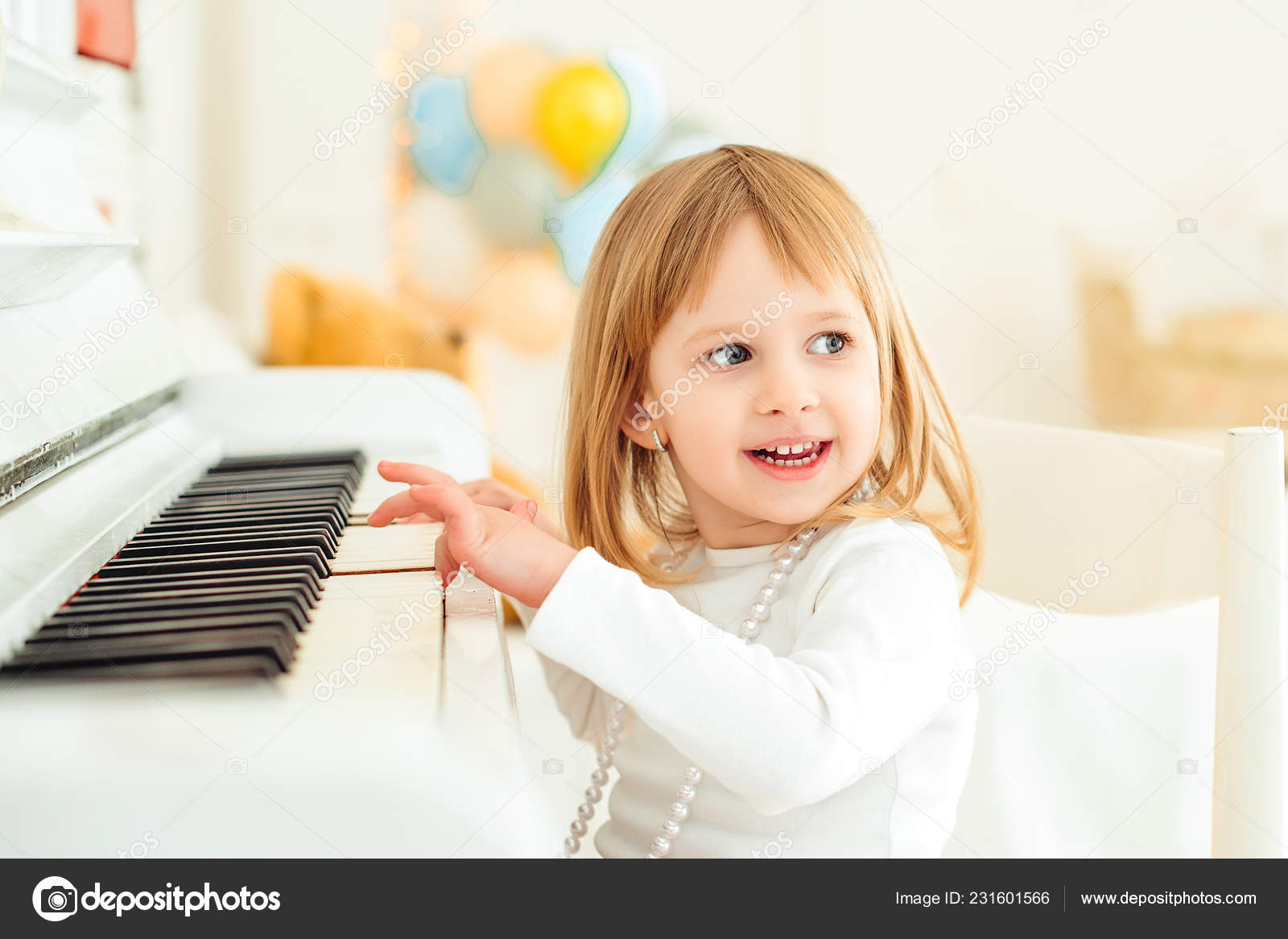 L'enfant Créatif Joue Le Synthétiseur. Petite Fille Apprenant à