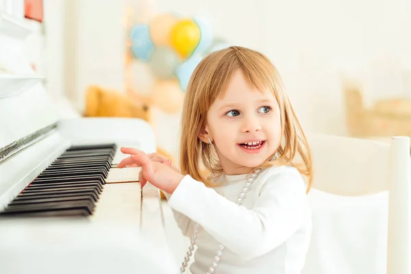 Lyckligt Barn Spela Piano Vid Moderna Klass Liten Flicka Musikaliska — Stockfoto