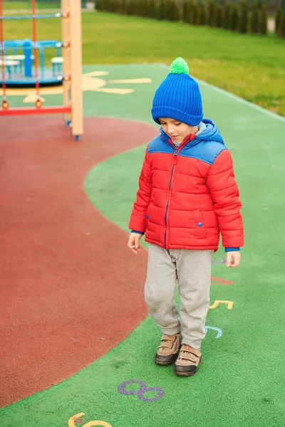 Lyckligt Barn Utomhus Söt Liten Pojke Spelar Färgglad Modern Lekplats — Stockfoto