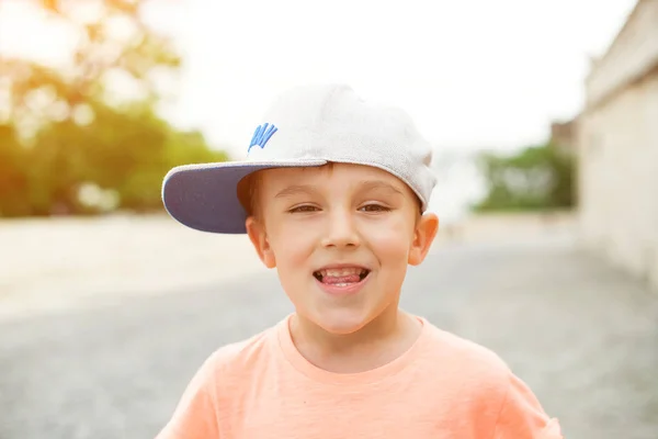 Lindo Niño Aire Libre Retrato Niño Divertido Con Una Elegante —  Fotos de Stock